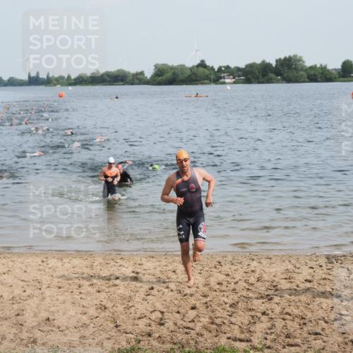 21.06.2025 - 27. Vierlanden-Triathlon MichiJ http://msf.ph/oto/7991202 15.06.2026 09:54:06 Schwimmen 267, 307, 356 meine-sportfotos.de