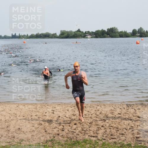 21.06.2025 - 27. Vierlanden-Triathlon MichiJ http://msf.ph/oto/7991213 15.06.2026 09:54:06 Schwimmen 267, 307, 356 meine-sportfotos.de