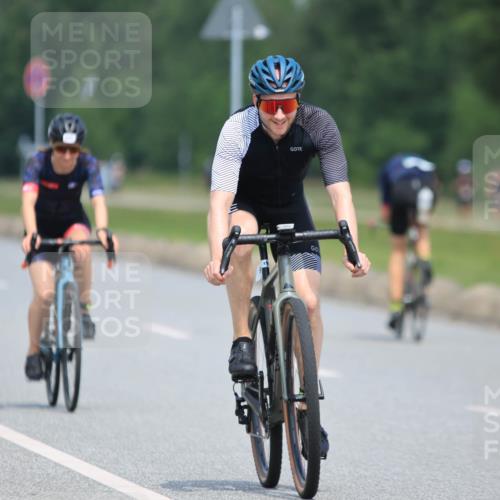 21.06.2025 - 27. Vierlanden-Triathlon H.Heesch http://msf.ph/oto/7991240 15.06.2025 11:55:25 Radfahren 920, 960, 962, 982 meine-sportfotos.de
