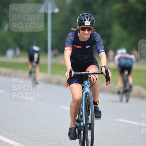 21.06.2025 - 27. Vierlanden-Triathlon H.Heesch http://msf.ph/oto/7991269 15.06.2025 11:55:26 Radfahren 920, 960, 962 meine-sportfotos.de