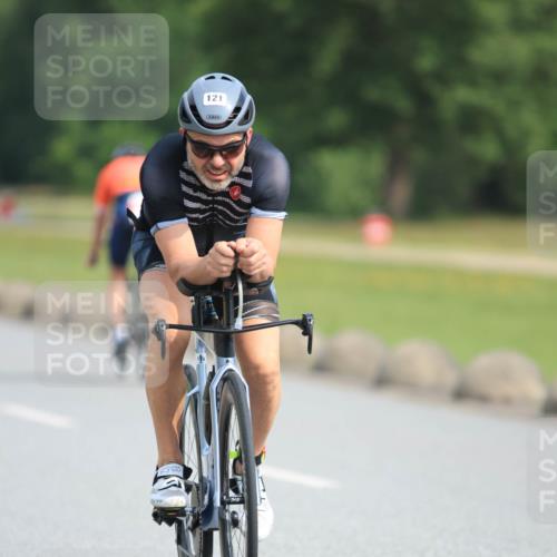 15.06.2025 - 27. Vierlanden-Triathlon H.Heesch http://msf.ph/oto/7991398 15.06.2025 09:57:55 Radfahren 121 meine-sportfotos.de