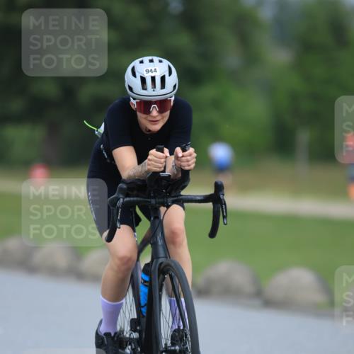 21.06.2025 - 27. Vierlanden-Triathlon H.Heesch http://msf.ph/oto/7991400 15.06.2025 11:56:24 Radfahren 830, 944 meine-sportfotos.de