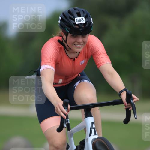 21.06.2025 - 27. Vierlanden-Triathlon H.Heesch http://msf.ph/oto/7991424 15.06.2025 11:56:34 Radfahren 198, 888, 946 meine-sportfotos.de