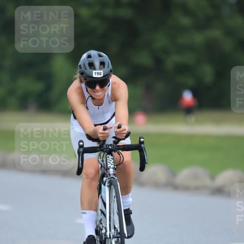 21.06.2025 - 27. Vierlanden-Triathlon H.Heesch http://msf.ph/oto/7991439 15.06.2025 11:56:41 Radfahren 198, 819, 946 meine-sportfotos.de