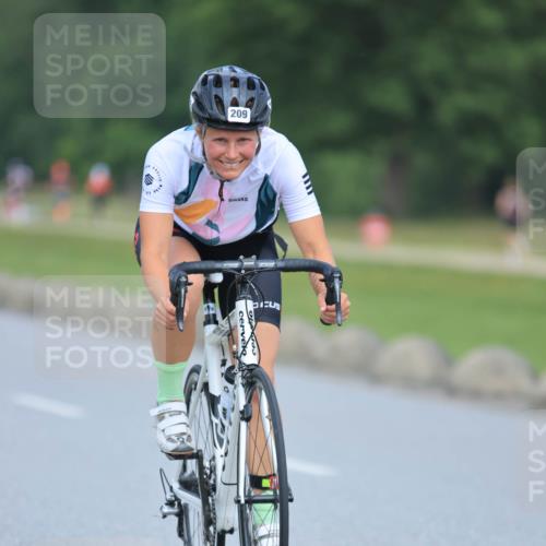 21.06.2025 - 27. Vierlanden-Triathlon H.Heesch http://msf.ph/oto/7991481 15.06.2025 11:56:56 Radfahren 209, 729, 766 meine-sportfotos.de
