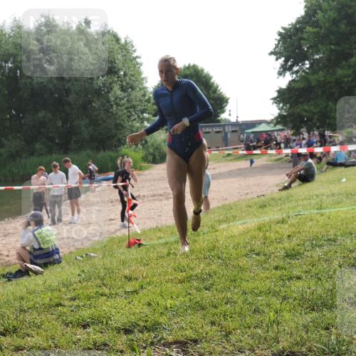 15.06.2025 - 27. Vierlanden-Triathlon KatJ http://msf.ph/oto/7991527 15.06.2025 09:13:51 Schwimmen 203, 228 meine-sportfotos.de
