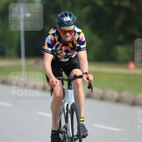 15.06.2025 - 27. Vierlanden-Triathlon H.Heesch http://msf.ph/oto/7991533 15.06.2025 10:00:07 Radfahren 154, 187 meine-sportfotos.de