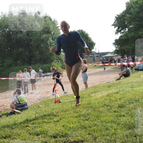 15.06.2025 - 27. Vierlanden-Triathlon KatJ http://msf.ph/oto/7991555 15.06.2025 09:13:52 Schwimmen 203, 228 meine-sportfotos.de