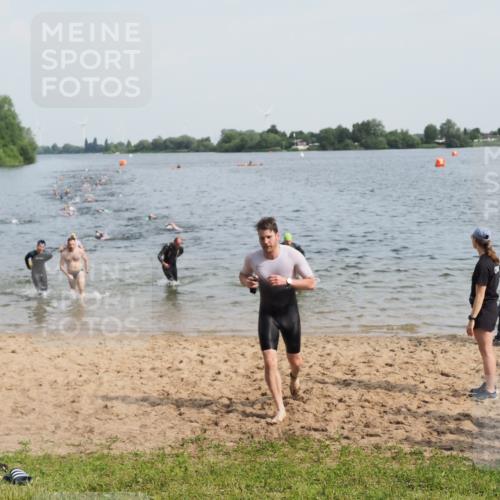 21.06.2025 - 27. Vierlanden-Triathlon MichiJ http://msf.ph/oto/7991561 15.06.2026 09:54:18 Schwimmen 253, 255, 261, 302, 337, 342, 356 meine-sportfotos.de