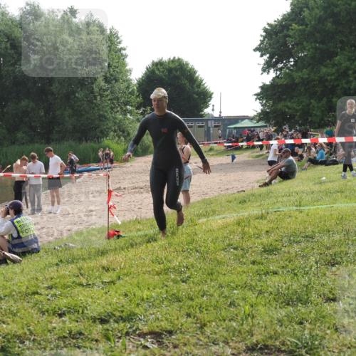 15.06.2025 - 27. Vierlanden-Triathlon KatJ http://msf.ph/oto/7991701 15.06.2025 09:13:58 Schwimmen 198, 203, 228 meine-sportfotos.de