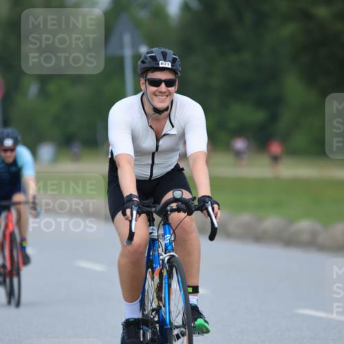 21.06.2025 - 27. Vierlanden-Triathlon H.Heesch http://msf.ph/oto/7991702 15.06.2025 11:57:27 Radfahren 673, 693, 911, 964 meine-sportfotos.de