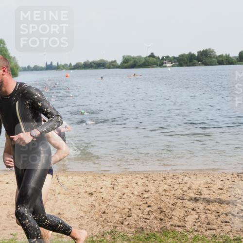 21.06.2025 - 27. Vierlanden-Triathlon MichiJ http://msf.ph/oto/7991816 15.06.2026 09:54:26 Schwimmen 253, 255, 261, 318, 337, 342, 354 meine-sportfotos.de