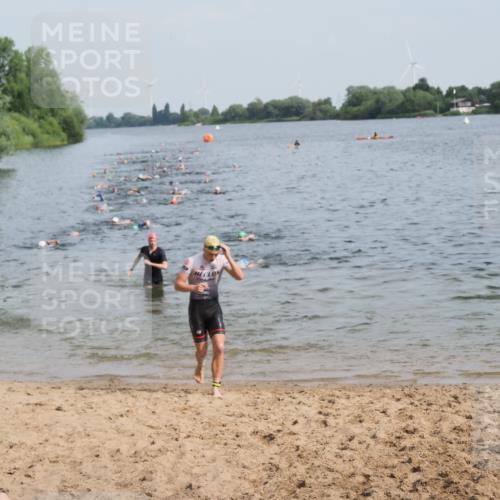 21.06.2025 - 27. Vierlanden-Triathlon MichiJ http://msf.ph/oto/7991854 15.06.2026 09:54:28 Schwimmen 253, 255, 261, 318, 342, 354 meine-sportfotos.de