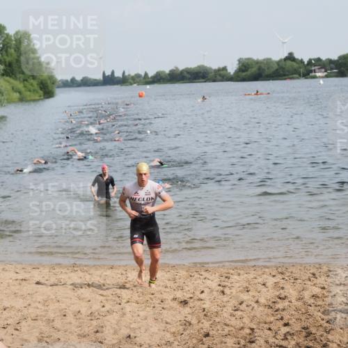 21.06.2025 - 27. Vierlanden-Triathlon MichiJ http://msf.ph/oto/7991876 15.06.2026 09:54:28 Schwimmen 253, 255, 261, 318, 342, 354 meine-sportfotos.de