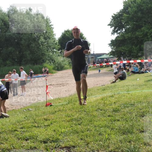 15.06.2025 - 27. Vierlanden-Triathlon KatJ http://msf.ph/oto/7991918 15.06.2025 09:14:05 Schwimmen 198, 228 meine-sportfotos.de
