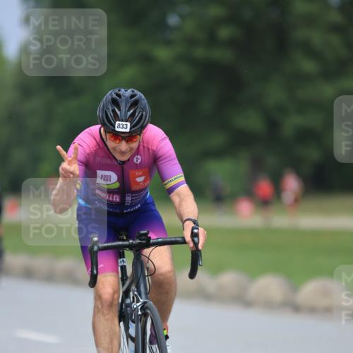 21.06.2025 - 27. Vierlanden-Triathlon H.Heesch http://msf.ph/oto/7991985 15.06.2025 11:57:47 Radfahren 833, 904 meine-sportfotos.de