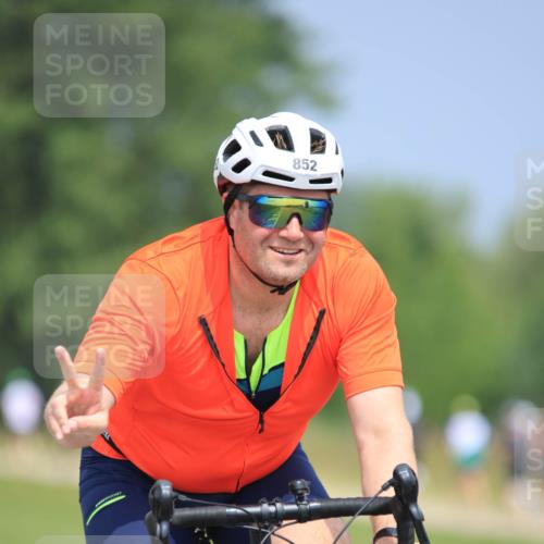 21.06.2025 - 27. Vierlanden-Triathlon H.Heesch http://msf.ph/oto/7992113 15.06.2025 11:58:56 Radfahren 852, 856 meine-sportfotos.de