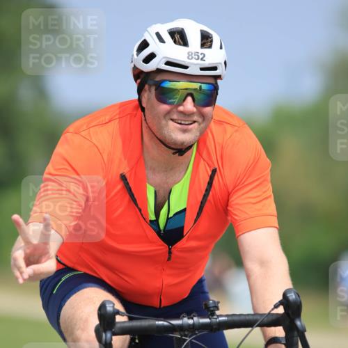 21.06.2025 - 27. Vierlanden-Triathlon H.Heesch http://msf.ph/oto/7992115 15.06.2025 11:58:56 Radfahren 852, 856 meine-sportfotos.de