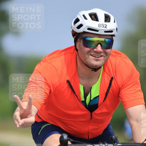 21.06.2025 - 27. Vierlanden-Triathlon H.Heesch http://msf.ph/oto/7992119 15.06.2025 11:58:57 Radfahren 852, 856 meine-sportfotos.de