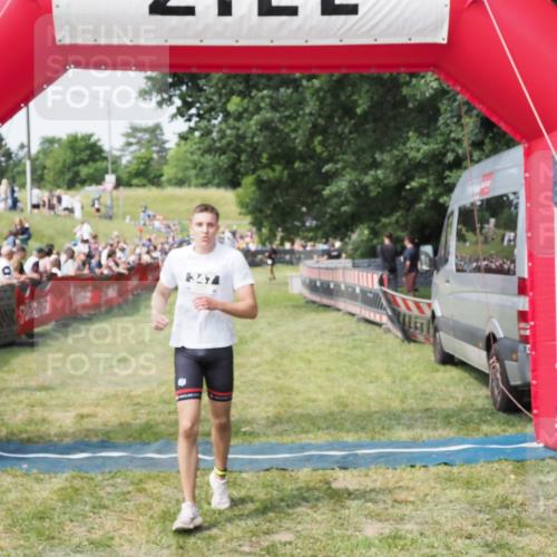 21.06.2025 - 27. Vierlanden-Triathlon MichiJ http://msf.ph/oto/7992134 15.06.2026 11:14:38 Ziel  meine-sportfotos.de
