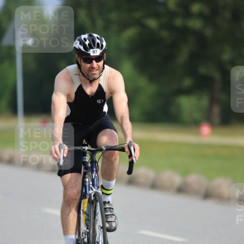 15.06.2025 - 27. Vierlanden-Triathlon H.Heesch http://msf.ph/oto/7992137 15.06.2025 10:06:19 Radfahren 7, 17, 63, 97, 106, 127, 154, 275, 287 meine-sportfotos.de