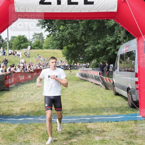 21.06.2025 - 27. Vierlanden-Triathlon MichiJ http://msf.ph/oto/7992144 15.06.2026 11:14:38 Ziel  meine-sportfotos.de