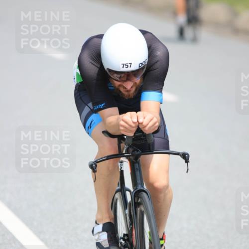 21.06.2025 - 27. Vierlanden-Triathlon H.Heesch http://msf.ph/oto/7992166 15.06.2025 11:59:45 Radfahren 757, 811, 919 meine-sportfotos.de