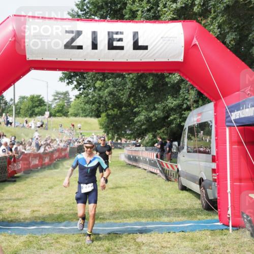 21.06.2025 - 27. Vierlanden-Triathlon MichiJ http://msf.ph/oto/7992212 15.06.2026 11:14:48 Ziel 277, 464 meine-sportfotos.de