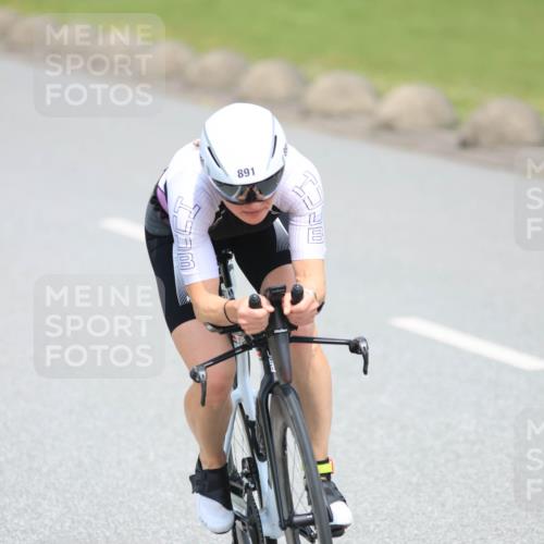 21.06.2025 - 27. Vierlanden-Triathlon H.Heesch http://msf.ph/oto/7992214 15.06.2025 11:59:56 Radfahren 776, 891 meine-sportfotos.de