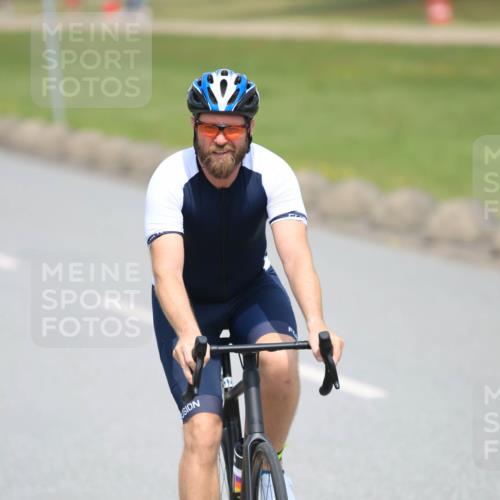 21.06.2025 - 27. Vierlanden-Triathlon H.Heesch http://msf.ph/oto/7992223 15.06.2025 12:00:02 Radfahren 776, 825 meine-sportfotos.de