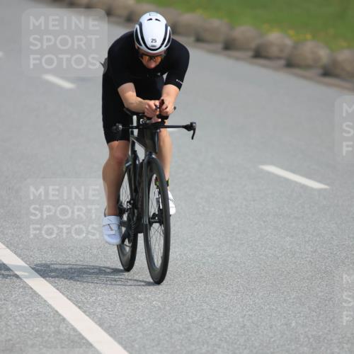 15.06.2025 - 27. Vierlanden-Triathlon H.Heesch http://msf.ph/oto/7992229 15.06.2025 10:10:38 Radfahren 25, 124, 390, 432 meine-sportfotos.de
