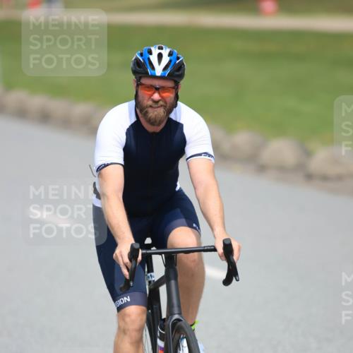 21.06.2025 - 27. Vierlanden-Triathlon H.Heesch http://msf.ph/oto/7992234 15.06.2025 12:00:02 Radfahren 776, 825 meine-sportfotos.de