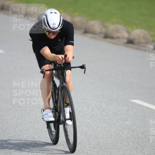 15.06.2025 - 27. Vierlanden-Triathlon H.Heesch http://msf.ph/oto/7992239 15.06.2025 10:10:39 Radfahren 25, 390, 427, 432 meine-sportfotos.de