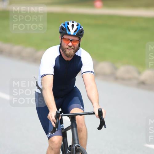 21.06.2025 - 27. Vierlanden-Triathlon H.Heesch http://msf.ph/oto/7992243 15.06.2025 12:00:02 Radfahren 776, 825 meine-sportfotos.de