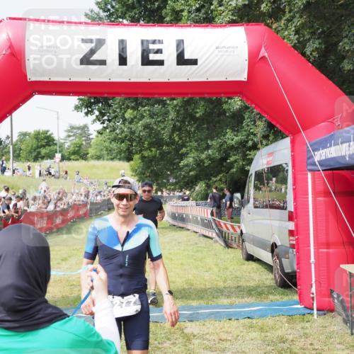 21.06.2025 - 27. Vierlanden-Triathlon MichiJ http://msf.ph/oto/7992258 15.06.2026 11:14:50 Ziel 277, 464 meine-sportfotos.de