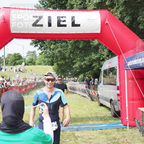 21.06.2025 - 27. Vierlanden-Triathlon MichiJ http://msf.ph/oto/7992269 15.06.2026 11:14:50 Ziel 277, 464 meine-sportfotos.de