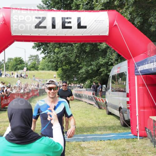 21.06.2025 - 27. Vierlanden-Triathlon MichiJ http://msf.ph/oto/7992278 15.06.2026 11:14:50 Ziel 277, 464 meine-sportfotos.de