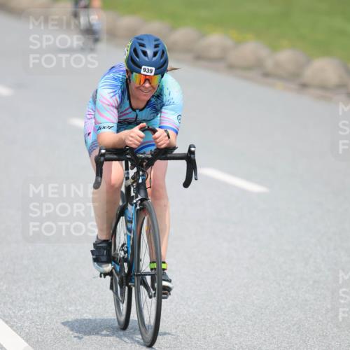 21.06.2025 - 27. Vierlanden-Triathlon H.Heesch http://msf.ph/oto/7992281 15.06.2025 12:00:20 Radfahren 930, 939 meine-sportfotos.de