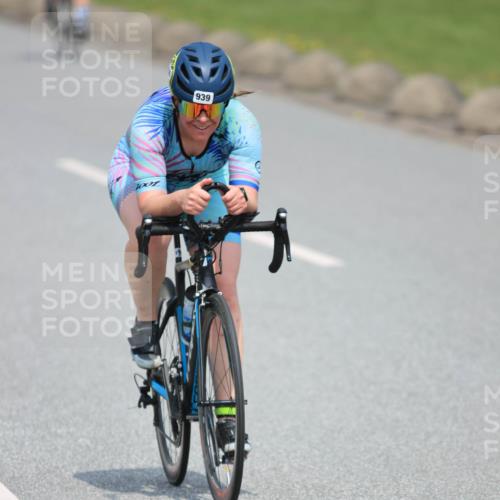 21.06.2025 - 27. Vierlanden-Triathlon H.Heesch http://msf.ph/oto/7992290 15.06.2025 12:00:20 Radfahren 930, 939 meine-sportfotos.de