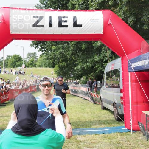 21.06.2025 - 27. Vierlanden-Triathlon MichiJ http://msf.ph/oto/7992297 15.06.2026 11:14:50 Ziel 277, 464 meine-sportfotos.de