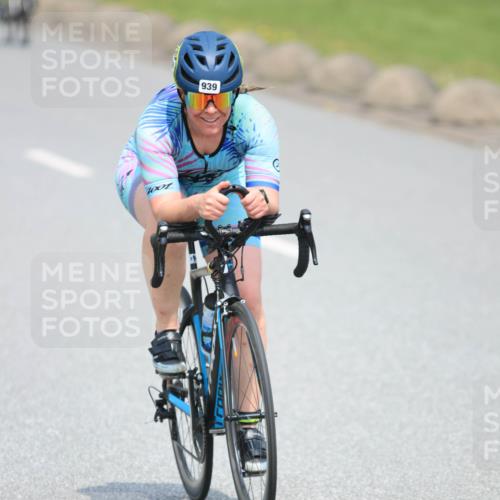 21.06.2025 - 27. Vierlanden-Triathlon H.Heesch http://msf.ph/oto/7992305 15.06.2025 12:00:20 Radfahren 930, 939 meine-sportfotos.de