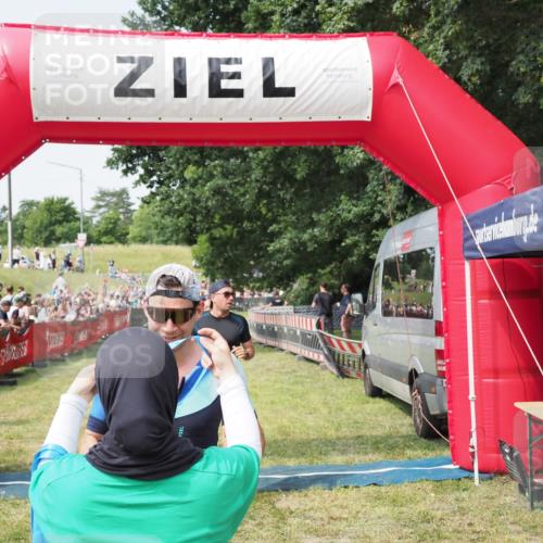 21.06.2025 - 27. Vierlanden-Triathlon MichiJ http://msf.ph/oto/7992313 15.06.2026 11:14:51 Ziel 277, 464 meine-sportfotos.de