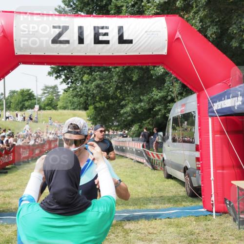 21.06.2025 - 27. Vierlanden-Triathlon MichiJ http://msf.ph/oto/7992328 15.06.2026 11:14:51 Ziel 277, 464 meine-sportfotos.de