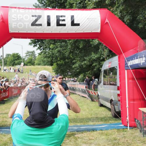 21.06.2025 - 27. Vierlanden-Triathlon MichiJ http://msf.ph/oto/7992343 15.06.2026 11:14:51 Ziel 277, 464 meine-sportfotos.de
