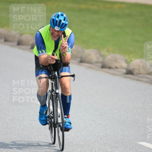 15.06.2025 - 27. Vierlanden-Triathlon H.Heesch http://msf.ph/oto/7992353 15.06.2025 10:11:39 Radfahren 15, 17, 84, 173, 416, 1398 meine-sportfotos.de