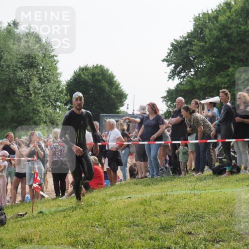 15.06.2025 - 27. Vierlanden-Triathlon KatJ http://msf.ph/oto/7992376 15.06.2025 09:53:01 Schwimmen 328 meine-sportfotos.de