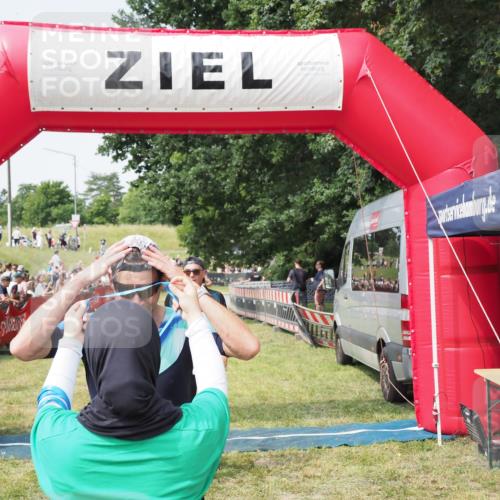 21.06.2025 - 27. Vierlanden-Triathlon MichiJ http://msf.ph/oto/7992402 15.06.2026 11:14:51 Ziel 277, 464 meine-sportfotos.de