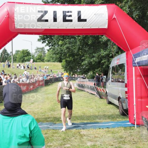 21.06.2025 - 27. Vierlanden-Triathlon MichiJ http://msf.ph/oto/7992437 15.06.2026 11:14:56 Ziel 286, 464 meine-sportfotos.de