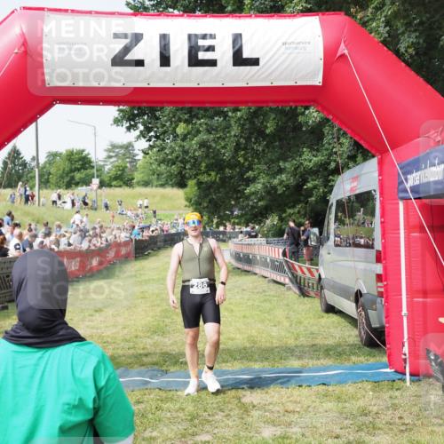 21.06.2025 - 27. Vierlanden-Triathlon MichiJ http://msf.ph/oto/7992474 15.06.2026 11:14:56 Ziel 286, 464 meine-sportfotos.de