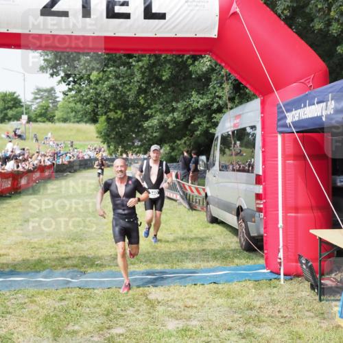 21.06.2025 - 27. Vierlanden-Triathlon MichiJ http://msf.ph/oto/7992508 15.06.2026 11:15:20 Ziel 340, 383 meine-sportfotos.de